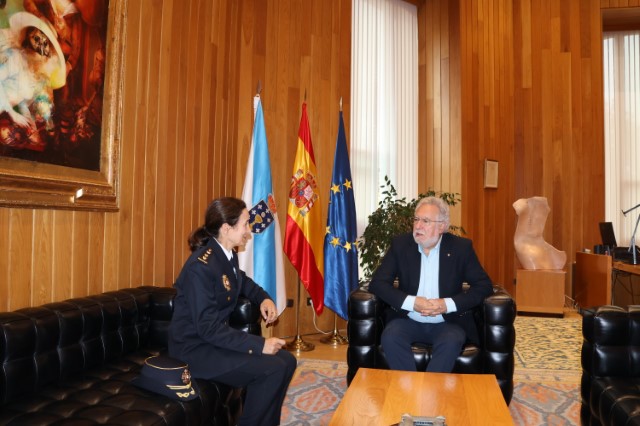 A comisaria xefa da  Policía Nacional en Santiago efectúa unha visita protocolaria ao presidente do Parlamento